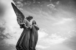 翼の生えた天使の彫像